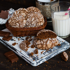 Biscuits with cracks