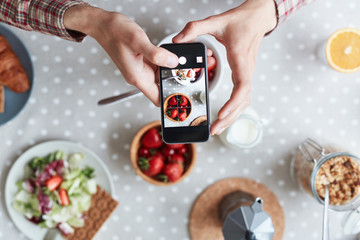 Smartphone touchscreen with shot of healthy food