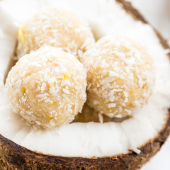 Homemade Raw Vegan Coconut and Lemon Truffles