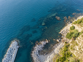 Vista aerea di scogli sul mare. Insenature e promontori. Panoramica del fondo marino visto dall’alto, acqua trasparente