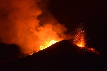 Fototapeta na wymiar Eruption du volcan Piton de la Fournaise