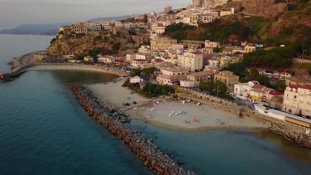 Vista aerea di Pizzo Calabro, molo, castello, Calabria, turismo Italia. Vista panoramica dal mare. Case sulla roccia. Sulla scogliera si staglia il castello aragonese