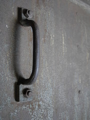 Alte Metallt&uuml;r mit T&uuml;rgriff
