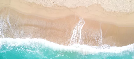 Fotobehang Luchtfoto van zandstrand en oceaan met golven © Leszek Czerwonka