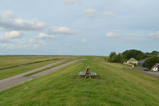 een dubbel bankje op de dijk van de Waddenzee