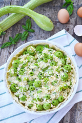 Torta salata con pasta sfoglia, zucchine, uova e formaggio