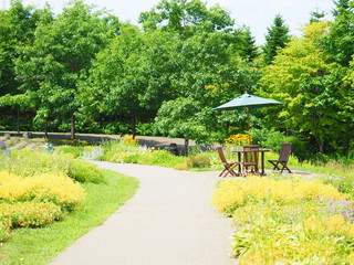 ガーデンコーナーと北海道の景色