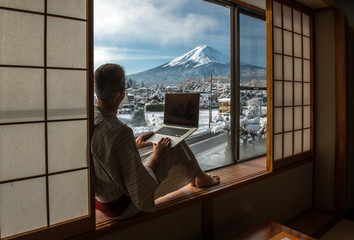 Businessman in Japan - obrazy, fototapety, plakaty