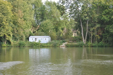 Maison le long du canal de l'Yonne