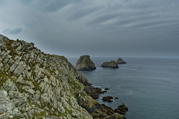 Fototapeta na wymiar Lavafelsen an der bretonischen Küste