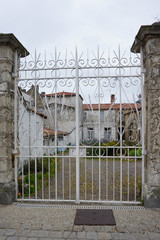 portail blanc vers demeure