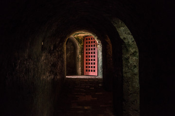 Fototapeta premium Tunnel zu Verliessen in der Altstadt von Cartagena de Indias, Kolumbien