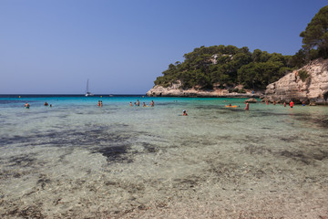 Fototapeta na wymiar Spiaggia di Cala Mitjana - isola di Minorca (Baleari)