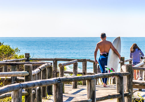 Surfista e sua prancha.