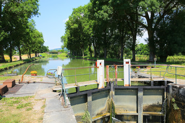 Obraz premium The historic Canal de Bourgogne in Burgundy, France