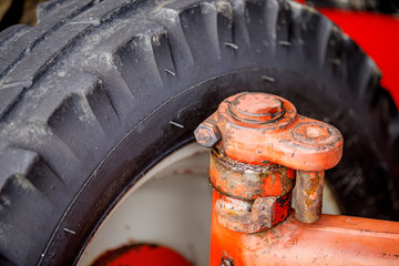 Rad eines alten Traktors