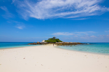 Obraz premium relaxing on the white sand beach at Racha island in Phuket Thailand