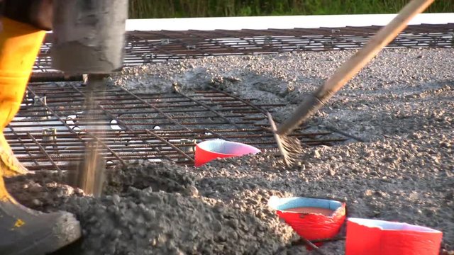 Bauarbeiter gie&szlig;en das Fundament eines Hauses