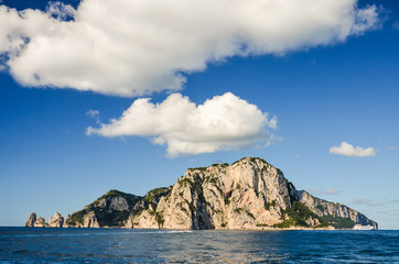 Malowniczy letni pejzaż wyspy Capri we Włoszech
