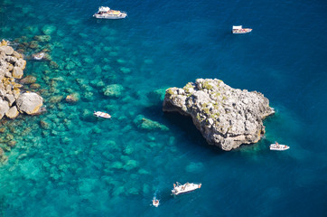 łodzie przy wyspie capri we włoszech - obrazy, fototapety, plakaty