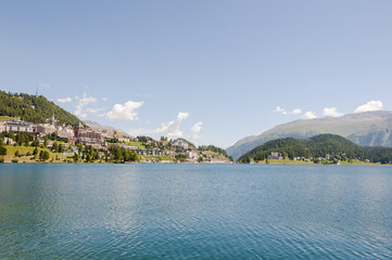 Obraz premium St. Moritz, Dorf, St. Moritzersee, See, Uferweg, Engadin, Oberengadin, Alpen, Schweizer Berge, Wanderweg, Wanderferien, Wassersport, Sommer, Graubünden, Schweiz