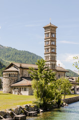 Fototapeta premium St. Moritz, Dorf, Bergdorf, Kirche, St. Karl Borromäus, St. Moritzersee, See, Engadin, Oberengadin, Alpen, Schweizer Berge, Wanderweg, Graubünden, Sommer, Schweiz