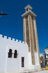 Marocco, Nord Africa: minareto della moschea al porto di Tangeri, città africana sulla costa del Maghreb