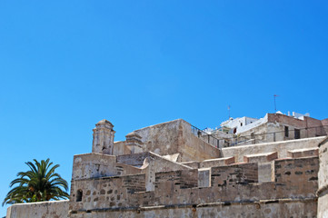 Fototapeta na wymiar Marocco: le antiche mura della medina di Tangeri, la città sulla costa del Maghreb all'ingresso occidentale dello stretto di Gibilterra, dove il Mar Mediterraneo incontra l'Oceano Atlantico
