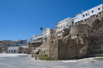 Marocco: le antiche mura della medina di Tangeri, la città sulla costa del Maghreb all'ingresso occidentale dello stretto di Gibilterra, dove il Mar Mediterraneo incontra l'Oceano Atlantico