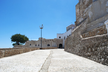 Marocco: le antiche mura della medina di Tangeri, la città sulla costa del Maghreb all'ingresso occidentale dello stretto di Gibilterra, dove il Mar Mediterraneo incontra l'Oceano Atlantico
