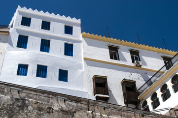 Fototapeta na wymiar Marocco: le antiche mura della medina di Tangeri, la città sulla costa del Maghreb all'ingresso occidentale dello stretto di Gibilterra, dove il Mar Mediterraneo incontra l'Oceano Atlantico