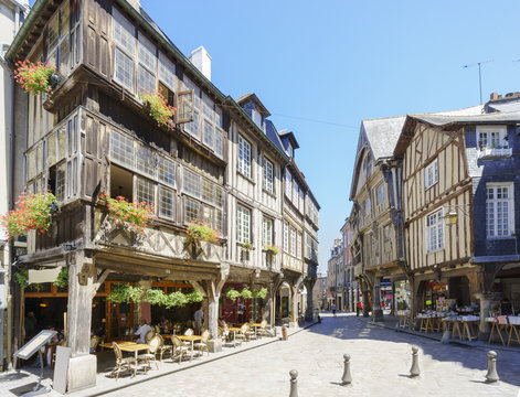Fachwerkhäuser am Place des Merciers in der Altstadt von Dinan