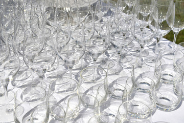 Bicchieri e calici di vetro.