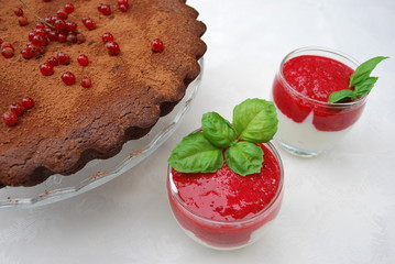 Yoghurt dessert with red currant
