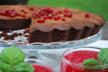 Red currant smoothie and chocolate tart