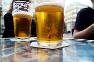 Bicchieri di birra sul tavolino al bar