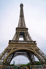 Fototapeta na wymiar La Torre Eiffel vista dal basso