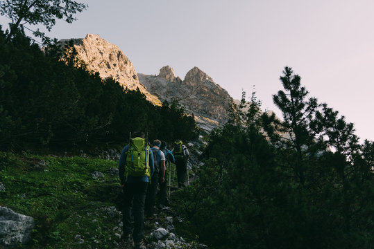Wanderer im oberen Reintal auf dem Weg auf die Zugspitze, Deutschland