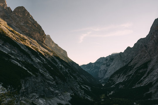 Sonnenaufgang im Hinteren Reintal am Fu&szlig;e der Zugspitze, Deutschland