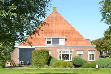 Fototapeta na wymiar een boerderij typisch voor Kop van Overijssel en Friesland