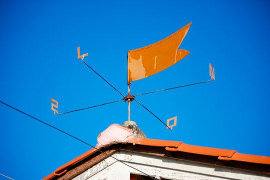 "Go north".north.norte.laranja.orange.catavento.weathercock