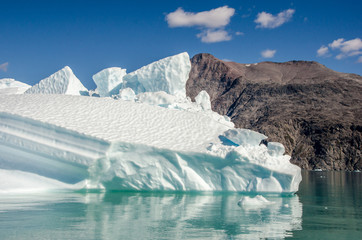 Fototapeta na wymiar Small icebergs and reflections near the coast