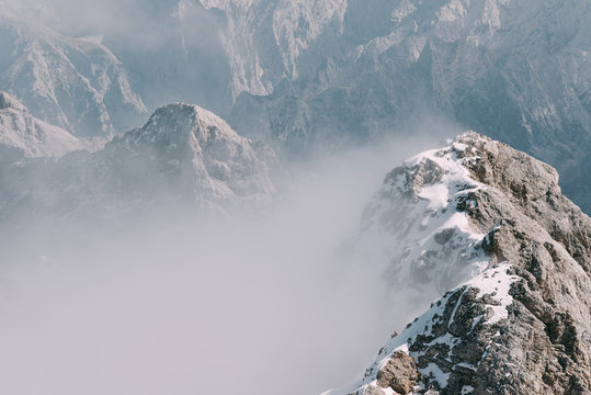 Wolken an den Gipfeln um die Zugspitze, Deutschland