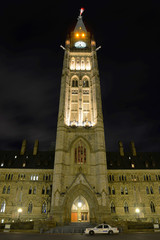 Fototapeta premium Canada Parliament Building and clock tower at night, Ottawa, Canada.