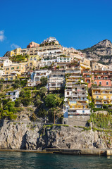 Malowniczy widok kurortu Positano w południowych Włoszech
