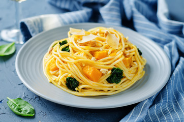 Pasta with pumpkin, spinach and walnuts