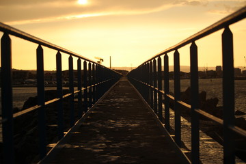 coucher de  soleil sur un pont de mer