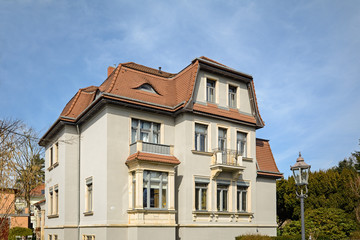 Fototapeta na wymiar Altbau Fassade einer Gründerzeit Villa Wohnhauses 