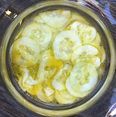 Frischer Gurkensalat mit Essig/Öl Dressing in einer Glasschüssel