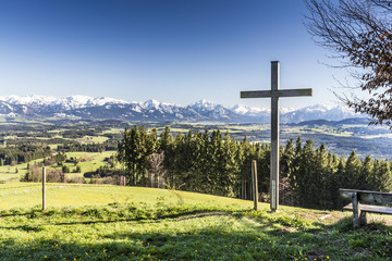Bayern, Allgäu, Panorama vom Auerberg mit Kreuz